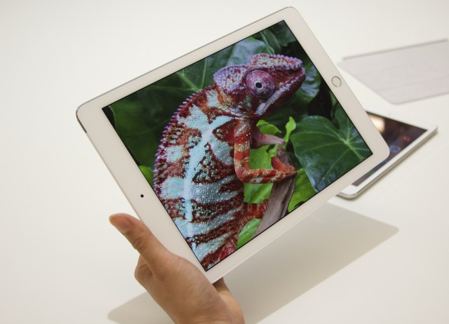 photo of New iPads come with special, multi-carrier “Apple SIM” image