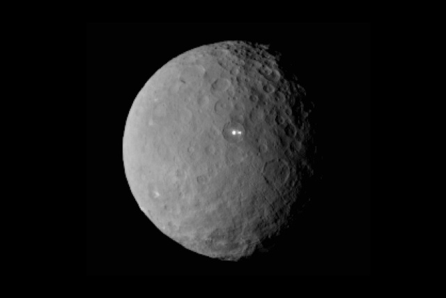 photo of NASA puzzled by strange shiny spots on Ceres image