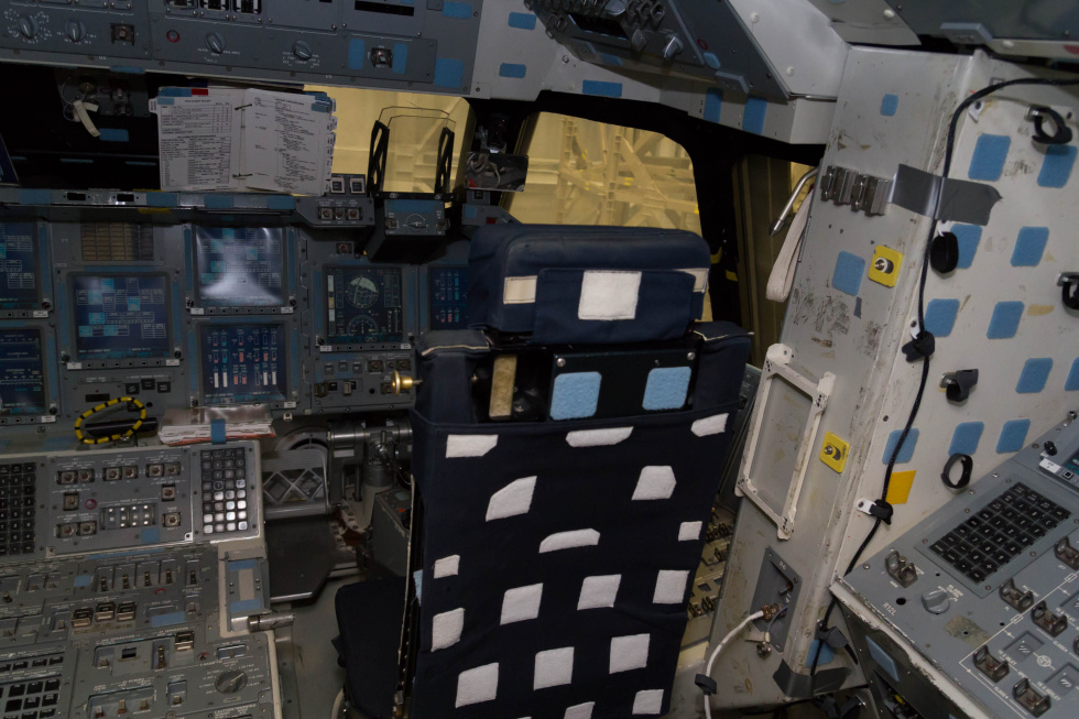 space shuttle cockpit saet