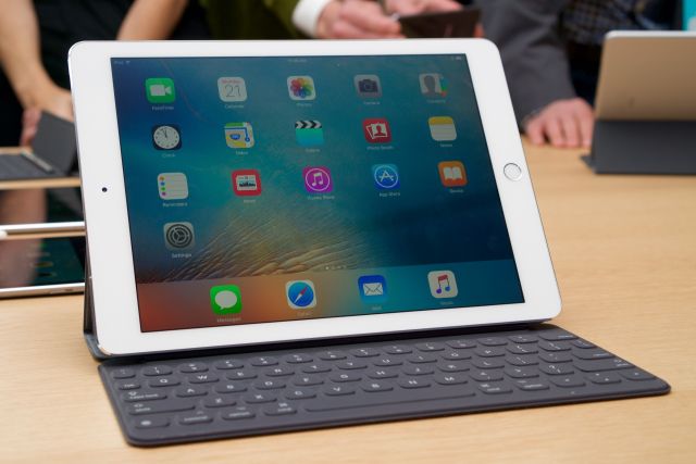 photo of Apple pulls iOS 9.3.2 update for 9.7-inch iPad Pro after reports of bricking image