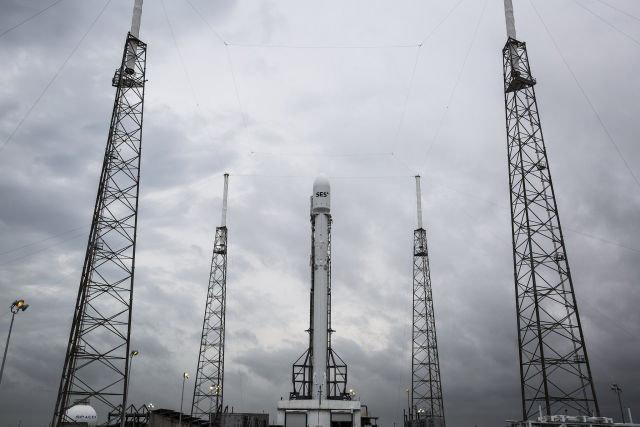 SpaceX scrubs Falcon 9 rocket launch