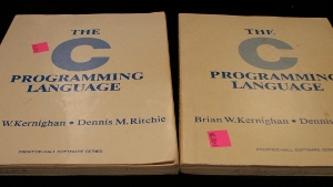 Копии emThe C Programming Language/em в их родной среде библиотеки кампуса, написанные Брайаном Керниганом и Деннисом Ритчи (RIP)