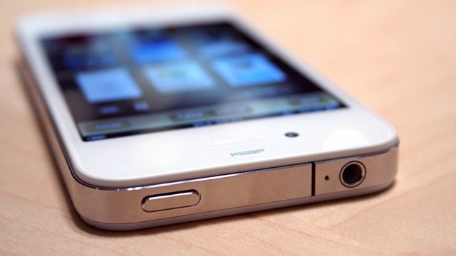Finally: white iPhone 4 arrives April 28 on AT&T and Verizon