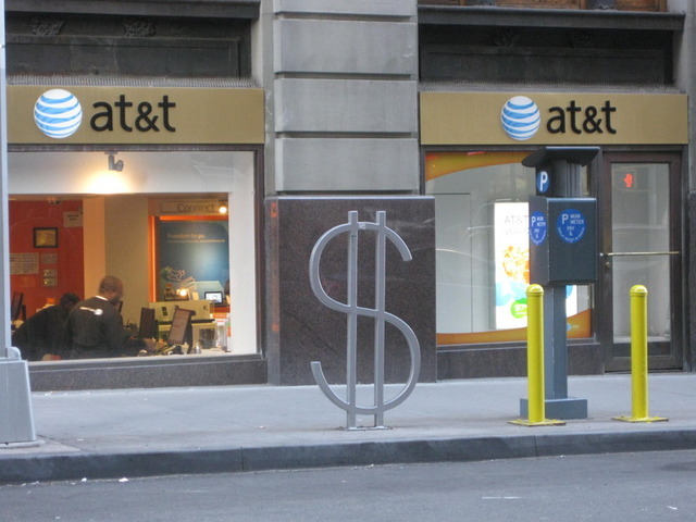 AT&T says it won't back down on T-Mobile acquisition