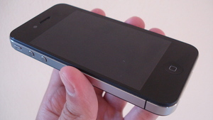 Apple: Carrier IQ still on iPhone 4, but we don't read your e-mail and texts