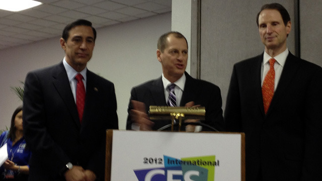 Representative Darrell Issa, President of the Consumer Electronics Association Gary Shapiro, and Senator Ron Wyden