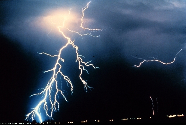 Lightning strikes produce free neutrons, and we're not sure how | Ars  Technica