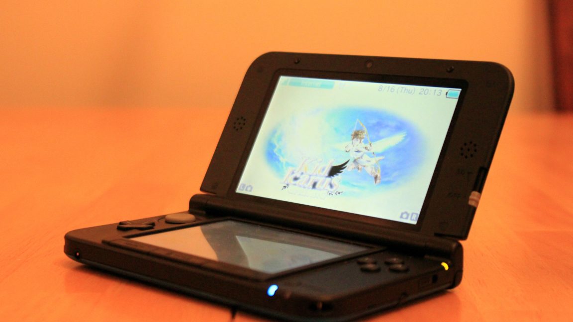 Nintendo 3DS XL Handheld- shops READ