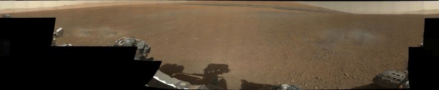 A full sweep by Curiosity's mast camera captures its surroundings.