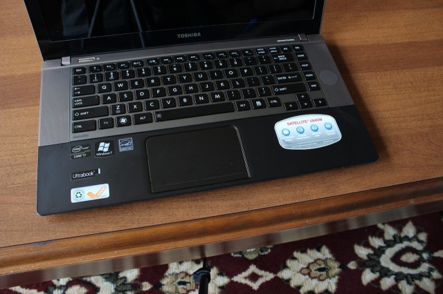 The wrist rest corresponds to the black strip on the laptop's lid, which I thought was a nice subtle design touch.