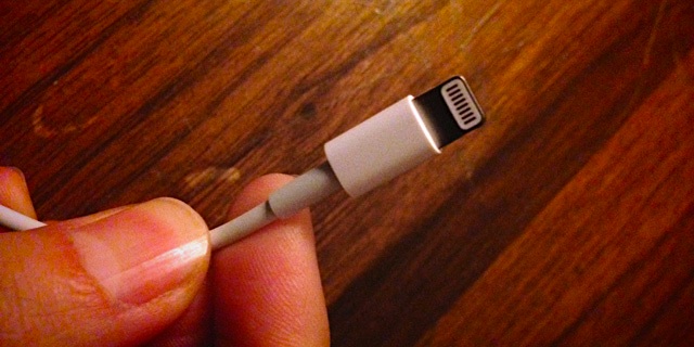 iPhone 5 Lightning port dynamically reassigns pins