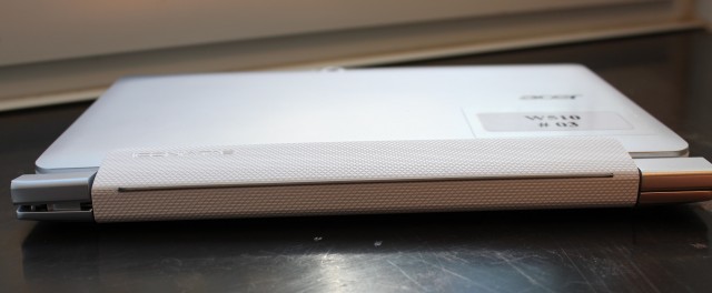 The hinge of the W510's keyboard dock. Acer's demo unit had been damaged (see the left side), giving us concerns about the equipment's longevity.
