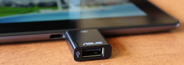 The included bulky USB 2.0 dongle plugs into the power port on the keyboard and the dock to enable the use of drives and peripherals.
