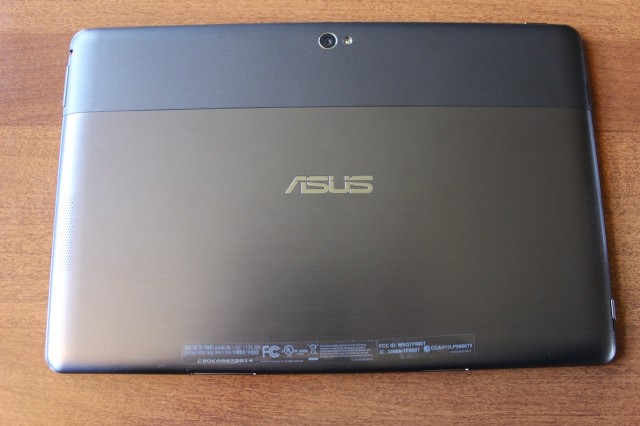 The back of the VivoTab RT. There's a camera with LED flash at the top and a speaker on each side.