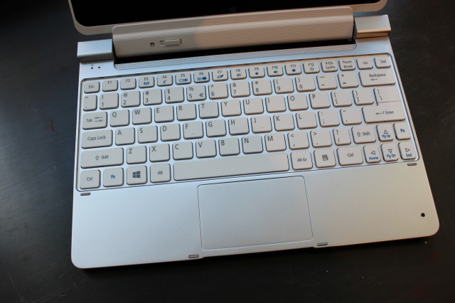 The keyboard on the W510's dock is reminiscent of netbook keyboards. If you look at the hinge, you can also see the switch that you need to push to release the tablet from the dock.