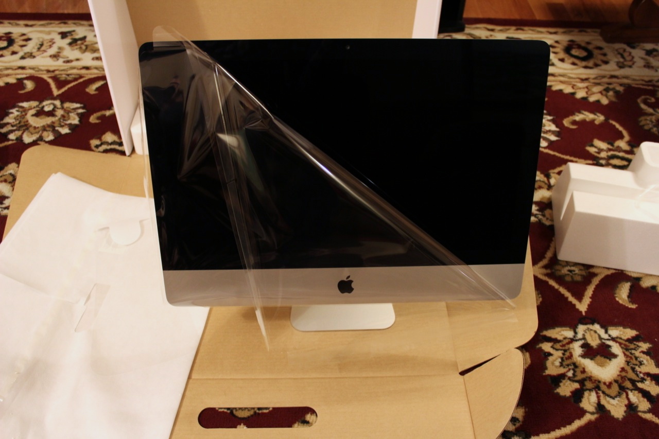 Taking the new iMac out of its weird-shaped box - Ars Technica