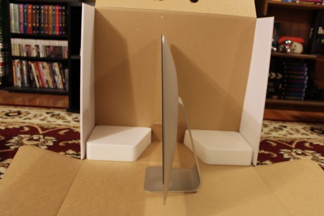 Taking the new iMac out of its weird-shaped box - Ars Technica