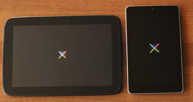 The boot screens are identical, further emphasizing the tablets' kinship.