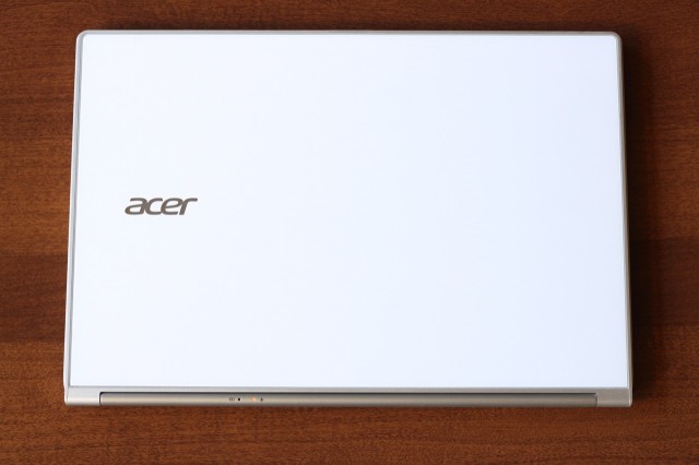 The Aspire S7's white glass lid is quite striking.