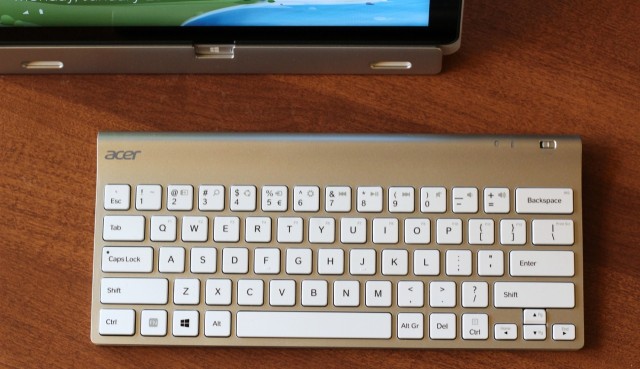 The W700 comes with a decent external Bluetooth keyboard, but no mouse.