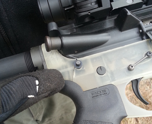 Un modello precedente del 3D-stampato AR-15 inferiore provocato una crepa dal perno takedown posteriore.