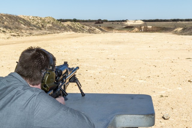 Vermelden Menda City sleuf Bullseye from 1,000 yards: Shooting the $17,000 Linux-powered rifle | Ars  Technica
