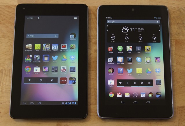The Sero 7 Lite (left) compared to the Nexus 7 (right). The Nexus 7 has a higher resolution, better contrast, and more vibrant colors.