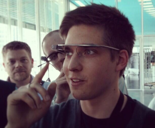 Wyoming lawmaker wants to ban Google Glass when behind the wheel | Ars ...