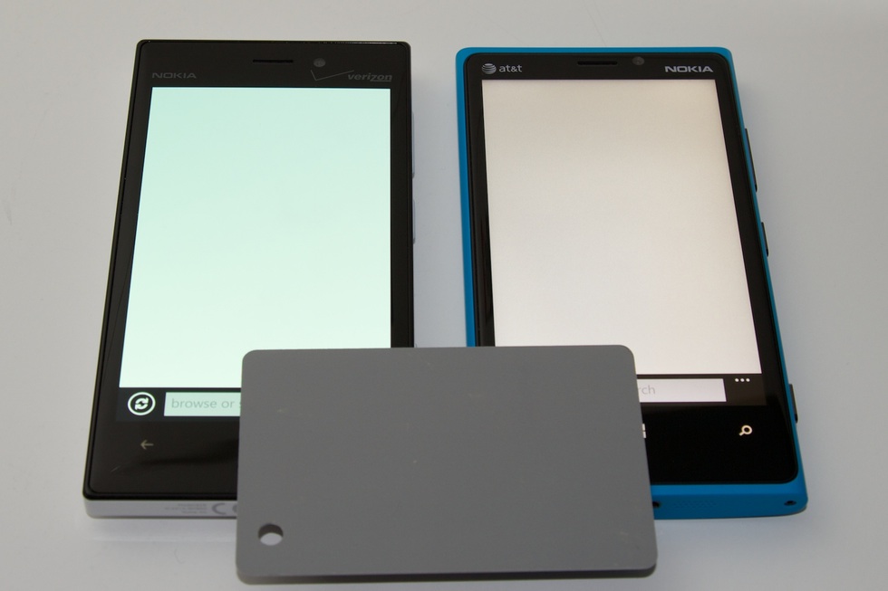 The Lumia 928's screen (left) takes on a blue-ish tint when viewed from even slight angles. Lumia 920 is at the right, and the 18 percent gray card is in foreground for reference.
