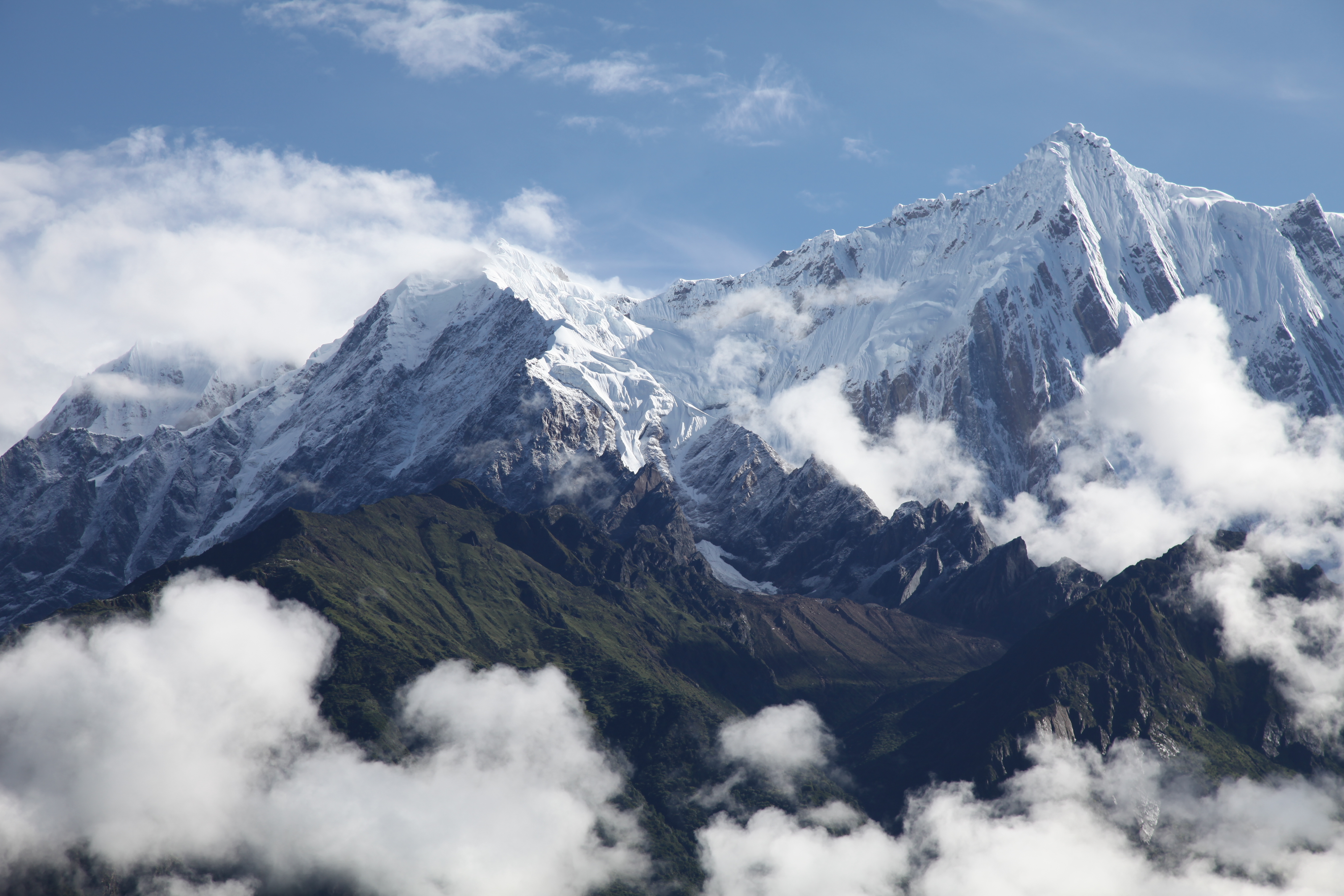 Склоны гималаев. Горный хребет Гималаи. Намча Барва. Тибет Гималаи. Горная цепь Гималаи.