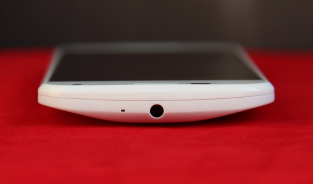 The headphone jack is mounted in the center on the top of the phone.