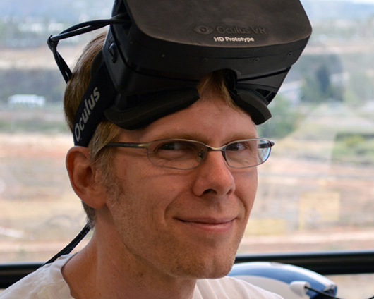 John Carmack, vu ici portant un premier prototype de casque Oculus Rift.