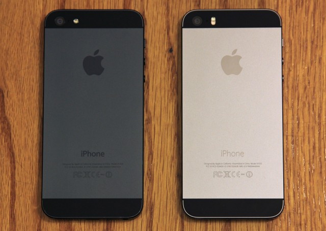 The black iPhone 5 (left) compared to the much lighter "space gray" iPhone 5S (right).