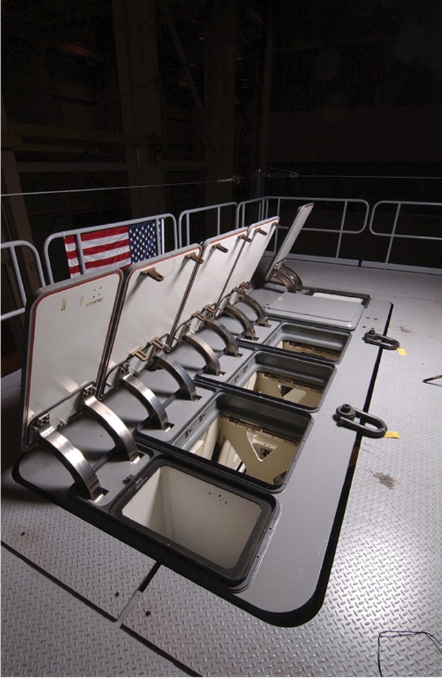 Il sistema di lancio verticale di Mark 57, sviluppato da Raytheon, può trasportare un mix di missili da crociera anti-nave, antiaereo e di attacco di terra. Comunica con il centro operativo sulla nave