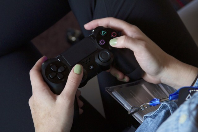 Ars Associate Writer Casey Johnston takes the DualShock 4 for a spin.