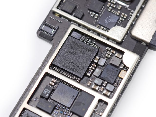 The iPad Air's MDM9615M LTE chip.