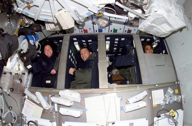 800px-STS-107-sleeping-crew-640x422.jpg