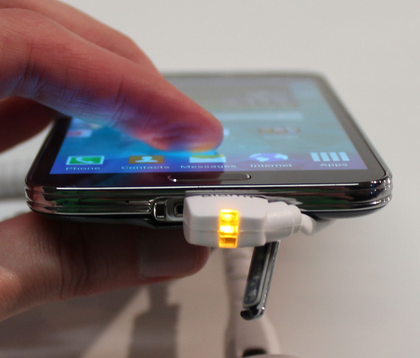 Hands on: Samsung’s Galaxy S5 is an S4 with a kitchen sink’s worth of ...