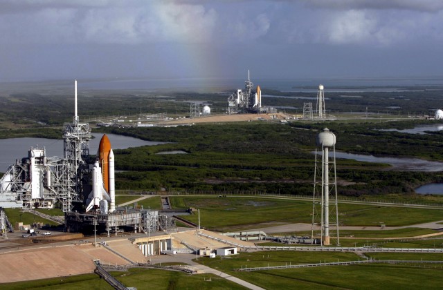 Space_shuttles_Atlantis_STS-125_and_Ende