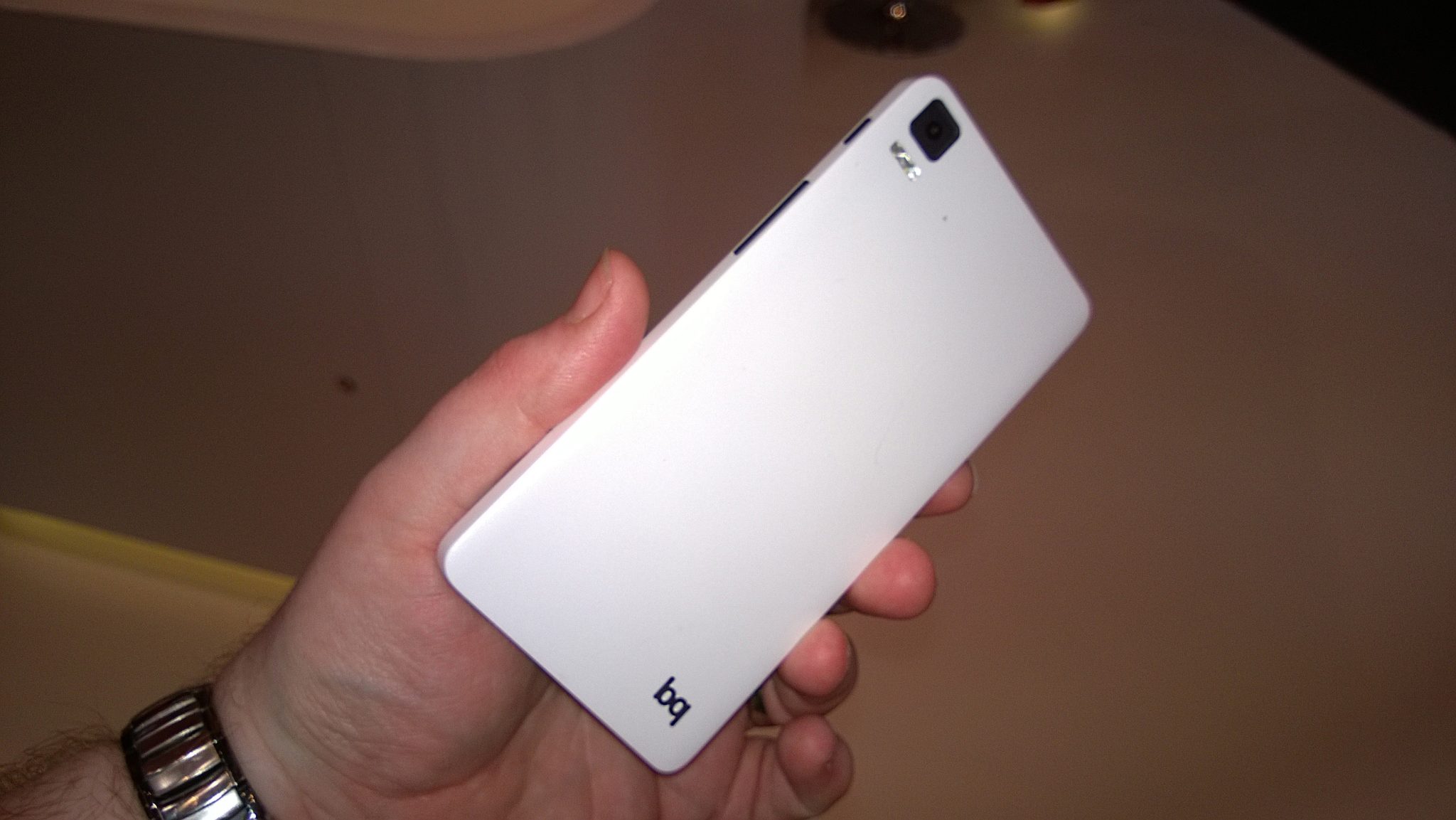 First look at the first two Ubuntu handsets - Ars Technica
