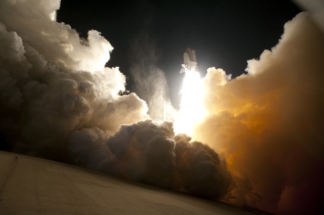 <em>Endeavour</em> lifts off from pad 39A for STS-130 in February 2010. This was the final night launch of the space shuttle program.