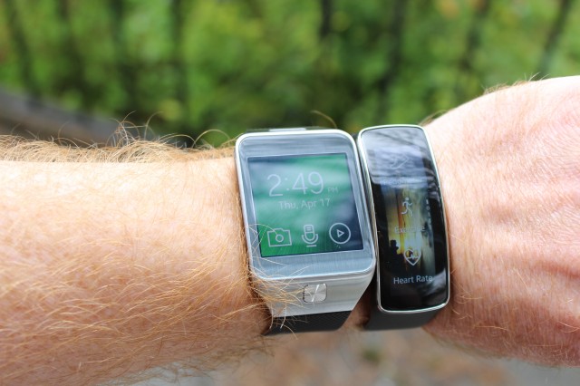 The Gear 2 and Gear Fit in direct sunlight, set to "outdoor" brightness mode.