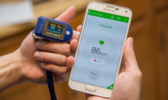 The Galaxy S5's inconsistent heart beat monitor v. a real medical pulse oximeter. The medical device reads 73bpm; the GS5 is way off at 86bpm. The previous GS5 measurement was accurate, though.
