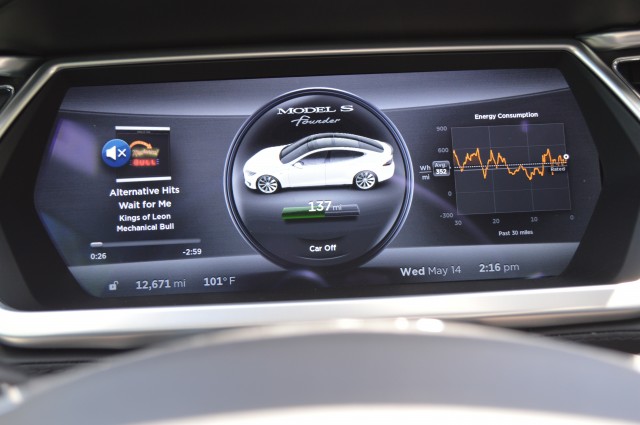 The digital instrument cluster can show all kinds of information.