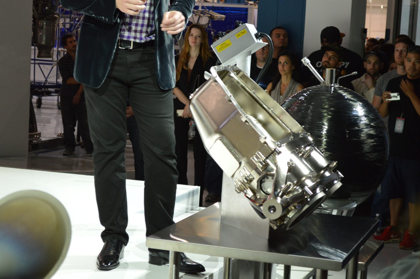 SpaceX shows off Dragon V2, its brand new manned space capsule - Ars ...