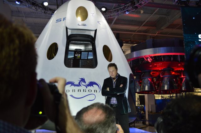 SpaceX shows off Dragon V2, its brand new manned space capsule - Ars ...