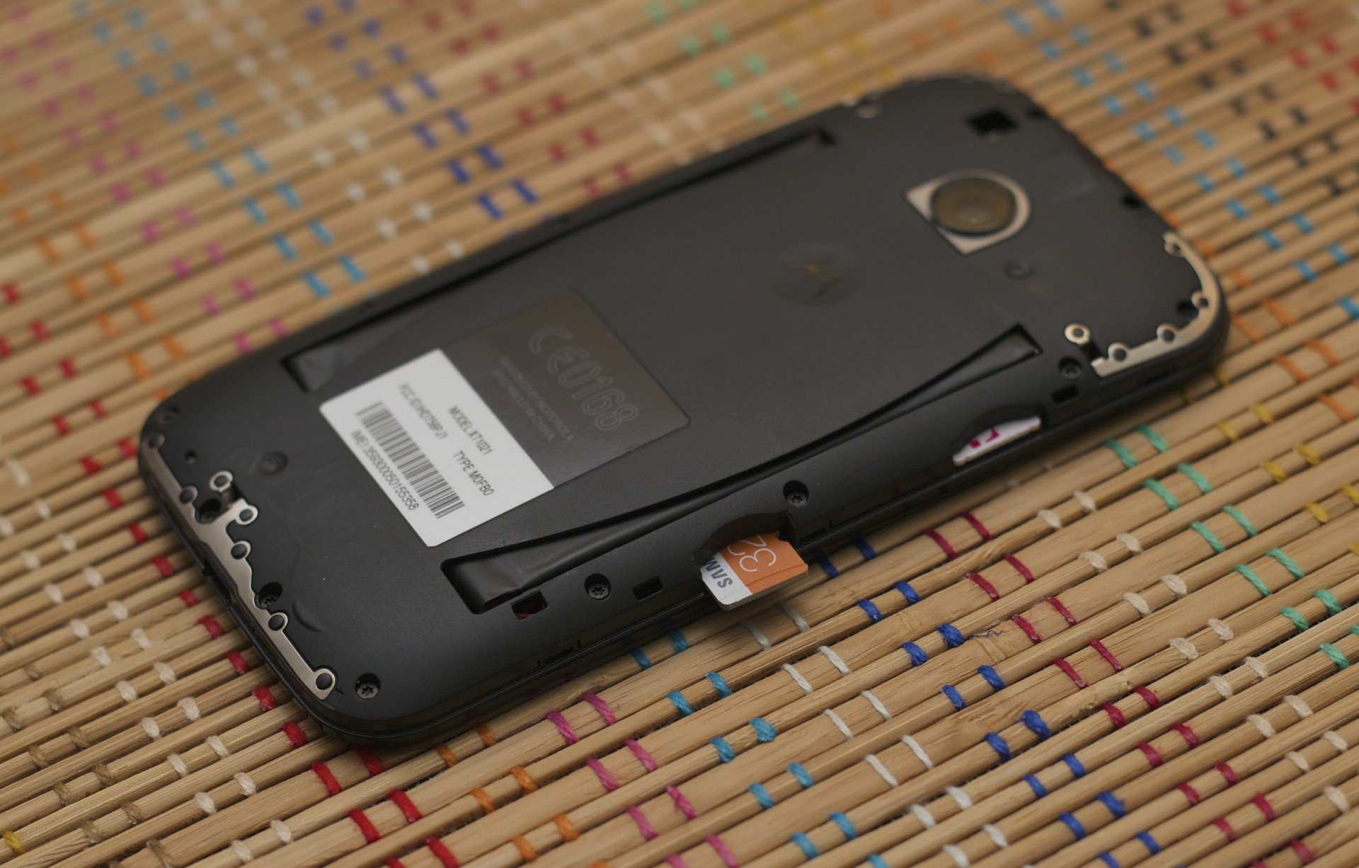 Does the motorola moto g have a sd card slot
