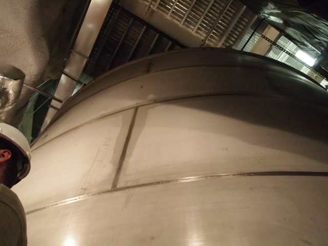 El experimento LUX está dentro de un tanque de metal que contiene 71,600 galones de agua pura, por lo que el detector de xenón no es visible.  La cabeza en la parte inferior izquierda es el investigador de LUX Rick Gaitskell.
