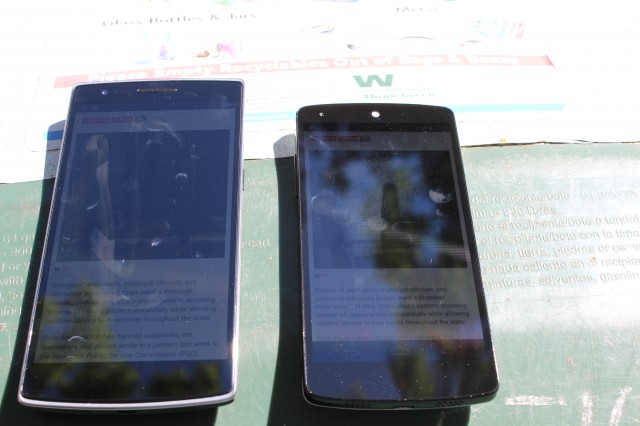 A OnePlus One and Nexus 5 set to maximum brightness in direct sunlight.