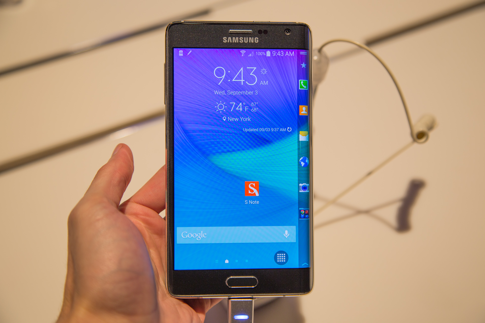 Лучший galaxy note. Samsung Galaxy Note 4 Edge. Galaxy Note Edge быстро разряжается. Galaxy Note 4 Edge Прошивка андроид 7. Galaxy Note Edge фото экрана блокировки с часами.